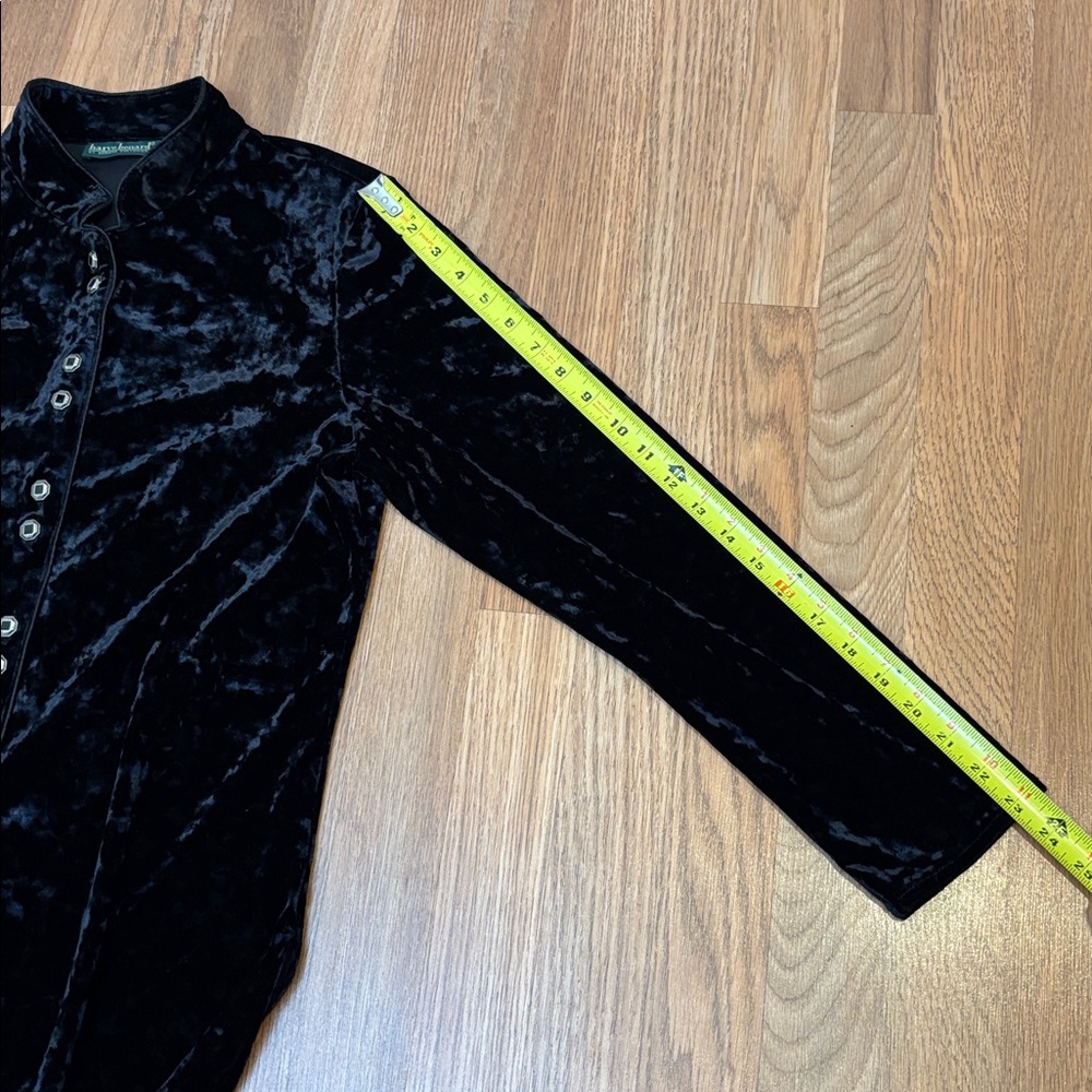 Harve Benard By Bernard Holtzman black crush velvet long sleeve top. Size M. - Picture 15 of 17